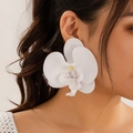 Makroaufnahme von 3D-Orchideen-Ohrringen mit lila Flecken und gelben Staubgefäßen - White Earrings