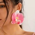 Realistischer Orchideen-Ohrring in Rosa-Weiß-Verlauf an einem Model präsentiert - Pink Earrings