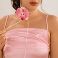 Rosafarbene Orchideen-Halskette mit verstellbarer weißer Schnur für einen floralen Look - Rosa-Halskette