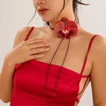 Exquisites dunkelrotes Orchideen-Choker-Halsband mit verstellbaren langen Bändern - Rote Halskette