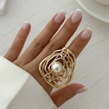 Unregelmäßiger goldener Ring in Schichtoptik mit weißer Perle am Finger getragen - Gold Irregulärer Rippel Perle Ring (6205501HB)