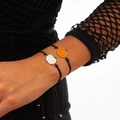 Dettaglio dei braccialetti con ciondolo a zucca arancione e bianca su un polso - Stile Zucca (5284)