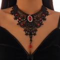 Gros plan d'un collier choker en dentelle gothique avec rubis rouge et pendentif - Dentelle Noire Gothique avec Strass Rouge (6564)