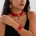 Detalle de conjunto de joyas con perlas rojas, colgantes dorados y cristales rojos - Estilo Étnico Vintage (5360) / Dorado+Rojo
