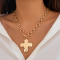 Gouden grove schakelketting met kruishanger met textuur en toggle sluiting op model - Gehamerd Kruis Stijl (6678) / Goud