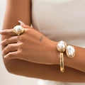 Gros plan sur un ensemble de bijoux en perles baroques avec bague dorée et bracelet ouvert - Ensemble Bracelet et Bague (5487) / Or