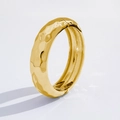 Gedetailleerd aanzicht van de gouden bladarmband met een gehamerde metalen textuur - Gehamerde Bangle (2552) / Goud