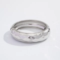 Detail van zilveren armband met onregelmatig gehamerd oppervlak en scharniersluiting - Gehamerde Bangle (2552) / Zilver