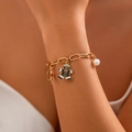 Dettaglio del bracciale festivo dorato con ciondolo a forma di omino di pan di zenzero - Bracciale con Pendente Natalizio (2597)