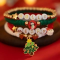 Détail macro de bracelets de Noël avec lettres Holly et Merry et breloques de bonhomme de neige - Ensemble de Noël Multicolore (5563)