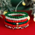 Gros plan d'un ensemble de bracelets de Noël avec perles Heishi rouges, vertes et blanches - Ensemble de Noël Multicolore (5564)