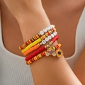 Detail von mehrlagigen Polymer-Ton-Armbändern mit HAPPY- und THANK-Schriftzug - Mehrfarbige Kollektion (Happy/Thank)