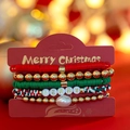 Détail du lot de 5 bracelets de Noël avec perles MERRY présentés sur carte cadeau rouge - Ensemble de Perles Baroques Rouge Vert Or (5560)