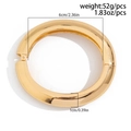 Bracciale rigido largo in metallo dorato lucido con chiusura a cerniera per donne su bianco - Bracciale a Cerniera Largo di Moda (2633) / Oro