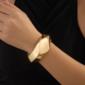 Brazalete geométrico irregular minimalista con acabado en oro pulido brillante - Brazalete Ancho Geométrico Facetado (2595) / Dorado