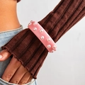 Primer plano de pulsera ancha de resina rosa con perlas blancas en muñeca mujer - 02 Rosa 2652