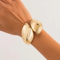 Modieuze goudkleurige chunky manchetarmband met organisch bladvormig gedraaid ontwerp - Onregelmatige Bangle (2627) / Goud