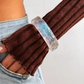Primer plano de un brazalete ancho de resina iridiscente con textura ondulada y perlas - 04 Transparente 2656