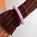 Brazalete ancho de resina lavanda con perlas usado sobre un suéter de punto marrón - 03 Lavanda 2660