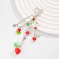 Détail du porte-clés fraise avec perles et fermoir cœur sur un support blanc - Style Cœur Fraise Rouge (0234)