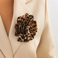 Schicke Brosche mit Leopardenmuster aus Stoff für Anzugsrevers und Wintermäntel - Braun Schwarz Leopard Blume Stil (0244k2)