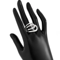 Detalle de un brazalete abierto plateado de varias capas con diseño ondulado en modelo - Anillo Plateado Ondulado Multicapa