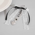 Ciondolo per borsa con fiocco in pizzo e cuore con perle metalliche bianche e nere - 03 Bianco K 0229