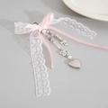 Fiocco in pizzo con nastro rosa, perle, medaglione a cuore e dettaglio a croce - Rosa (0230)