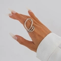 Nahaufnahme eines silbernen unregelmäßigen geometrischen Wickelrings am Finger des Models - Silber Ring (0824)