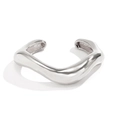 Détail du bracelet manchette argenté vague au design métal liquide et fini poli brillant - Bracelet Jonc Ouvert à Vagues Irrégulières