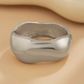 Vista macro dettagliata del bracciale largo ondulato argento con finitura lucida - Bracciale Rigido Bianco K (2433)