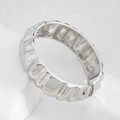 Macro-detail van de zilveren geometrische rimpelarmband op witte stenen ondergrond - 01 Zilver Golfpatroon Armband (2625k2)