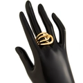 Primer plano del brazalete de metal líquido dorado ondulado en soporte de exhibición - Anillo Multicapa Ondulado Dorado