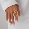 Detailansicht eines unregelmäßigen goldenen Armreifs im modernen Punk-Stil am Model - Hellgold Ring (0824)