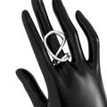 Detalle de una pulsera de metal plateado con arrugas líquidas y perlas en un modelo - Anillo Plateado Cruzado Aerodinámico