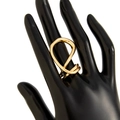 Detalle macro del brazalete ancho irregular dorado con acabado pulido y diseño punk - Anillo Dorado Cruzado Aerodinámico