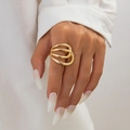 Gouden meerlaagse verweven metalen manchetarmband met moderne matte kreukelafwerking - Meerlaagse Ring (0822) / Goud