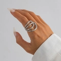 Opvallende zilveren ring met onregelmatige lagen gedragen aan de vinger voor dames - Meerlaagse Ring (0822) / Zilver