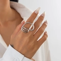 Abstracte zilveren gelaagde armband met onregelmatige vouwen in een minimalistische stijl - Abstracte Geometrische Ring (0824) / Zilver