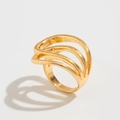 Gedetailleerde macro van een gouden meerlaagse golfring met hoogglans afwerking op wit - 04 Goud Drielaagse Golvende Ring (0822)