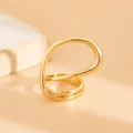 Dettaglio anello dorato a doppio strato con design a goccia d'acqua astratta su pietra - Anello Oro Chiaro (0824)