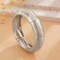 Zilveren manchetarmband met strepen, scharniersluiting en getextureerde afwerking - Geribbelde Bangle (2450) / Zilver