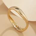 Poliertes goldener breiter Armreif mit glänzendem Spiegel-Finish und Scharnierverschluss - Gold Stil C (2430)
