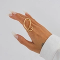 Minimalistische goudkleurige dubbele ring met een hol ovaal ontwerp om de vinger - Abstracte Geometrische Ring (0824) / Goud