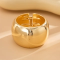 Dettaglio ravvicinato della pinza per capelli in metallo dorato lucido e minimal - Bracciale Lucido ad Arco Minimalista (2591) / Oro