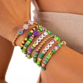 Set de pulseras Mardi Gras apilables con cuentas Heishi moradas y doradas con letras - Estilo Cara Sonriente Mardi Gras 2024 (5809)