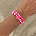 Détail de bracelets superposés en argile polymère rose et blanc avec pendentif fleur - Style Rose et Blanc (5936)