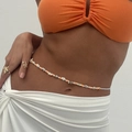 Detalle de cadena corporal con conchas naturales y anillos de estrella de mar dorados - Naranja