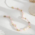 Detalle de la cadena corporal de bikini con perlas, conchas marinas y cuentas rosa - Rosa