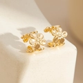 Elegante goldene Metall-Ohrringe in Blumenform mit glänzendem Finish auf Stein-Deko - Dreifachblume (3547) / 1 Paar Packung / Gold